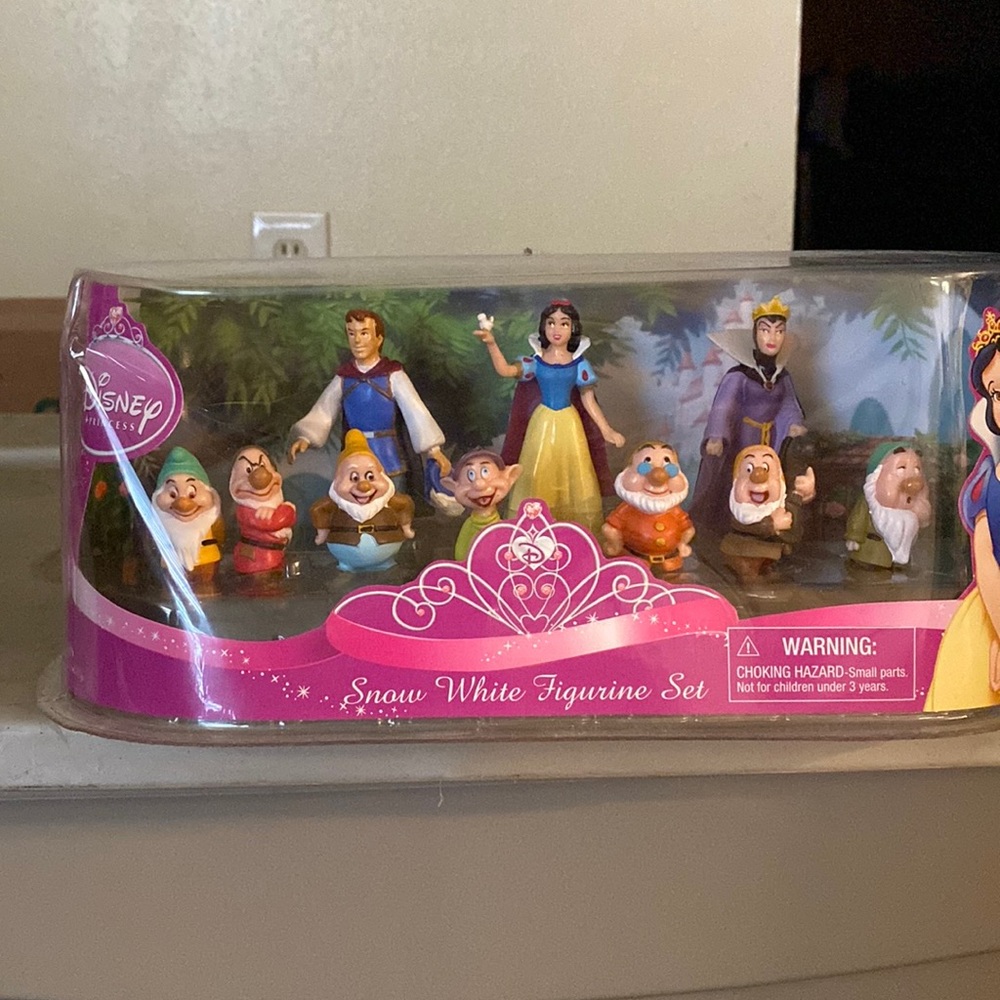 Snow White figurine set brand new